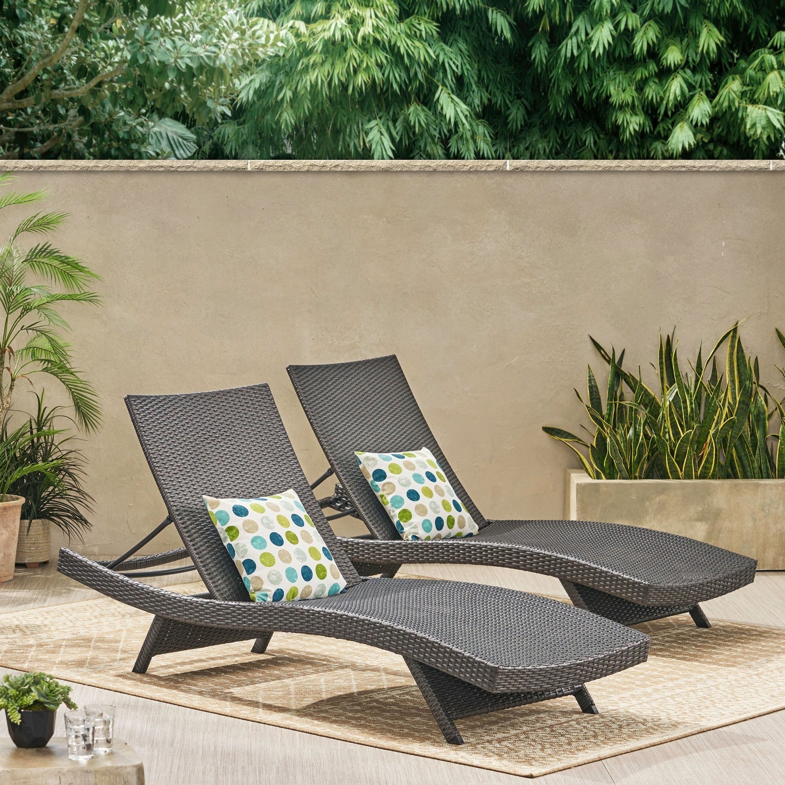 Effortless Outdoor Relaxation – Durable & Stylish Wicker Lounge Chair